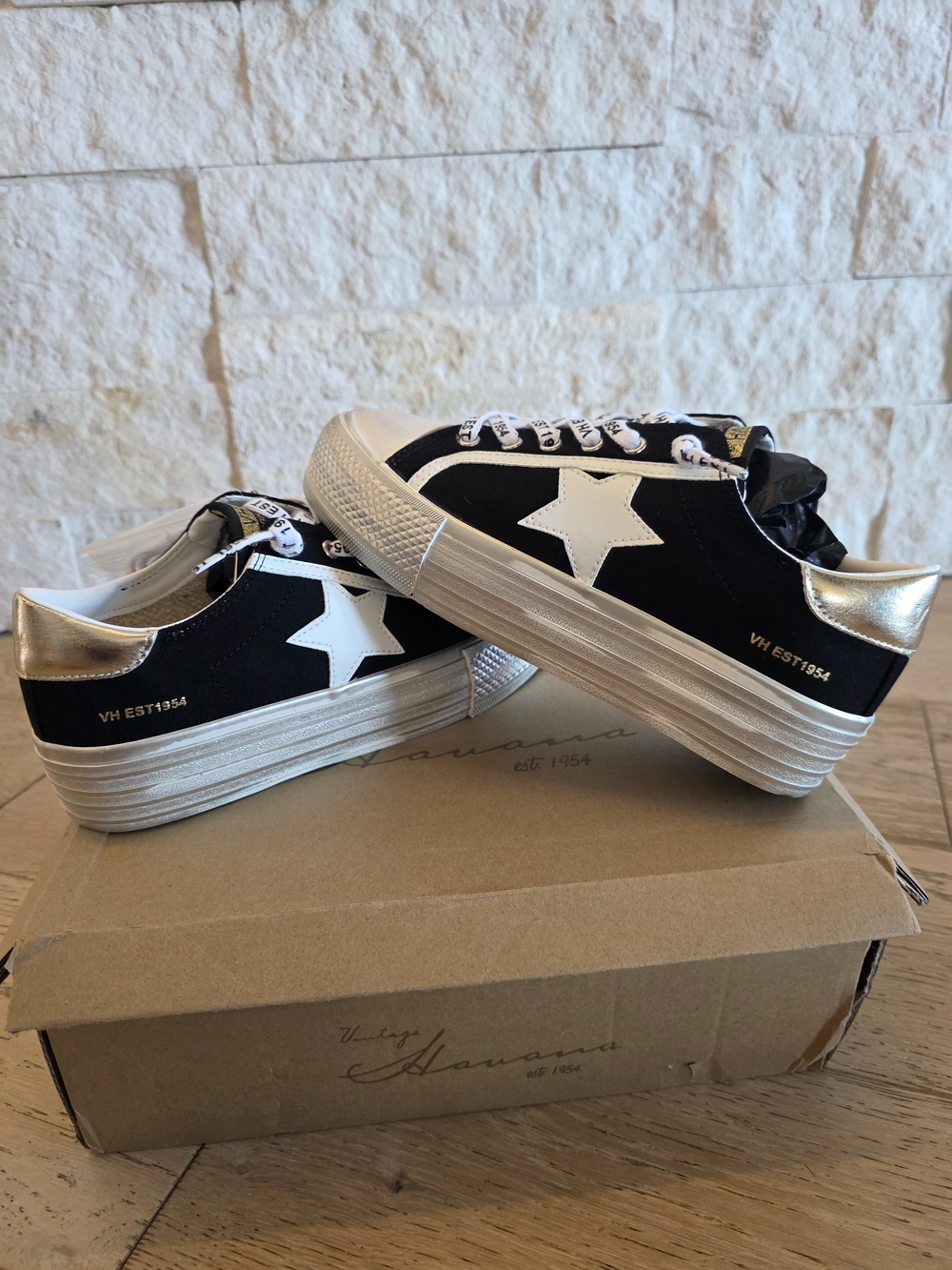 NWT VH Est1954 Black & White Star Platform Sneakers Size 8
